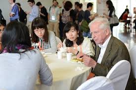 Harald Zur Hausen a tavola con alcuni giovani ricercatori al Global Young Scientists Summit 2014