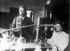 Marie e Pierre Curie nel loro laboratorio