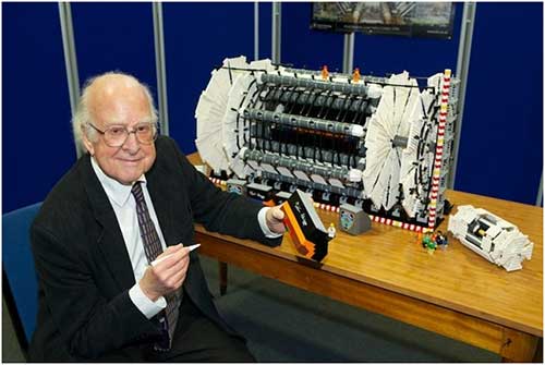 Peter Higgs e il modellino in LEGO di ATLAS Peter-Higgs-LEGO-ATLAS