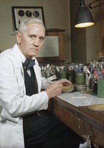 Alexander Fleming nel suo laboratorio 