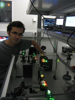 Kokabee, specializzato in fisica ottica e fotonica, con la strumentazione di laboratorio.