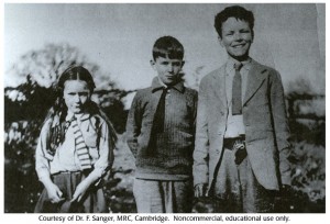 Fred a undici anni (al centro) insieme al fratello Theo e alla sorella Mary. Credits dnalc