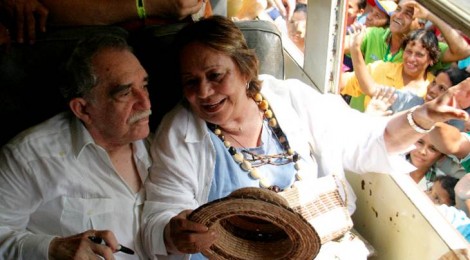 Gabriel García Márquez e la moglie Mercedes Barcha, nel 2007, in partenza per Aracataca salutano i fan.