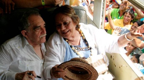 Gabriel García Márquez e la moglie Mercedes Barcha, nel 2007, in partenza per Aracataca salutano i fan. 