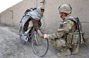 Un soldato della Territorial Army inglese sulla frontiera afgana (Photo Credit: Defence Images via Compfight cc)