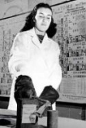 Una giovane Rosalyn Yalow al lavoro presso il Bronx VA Hospital nel 1948 
