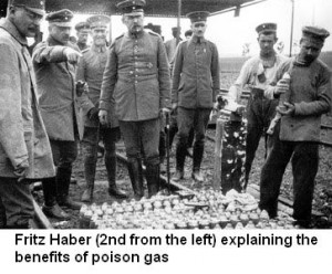  Fritz Haber (secondo da sinistra) mentre spiega i vantaggi dell'impiego dei gas tossici