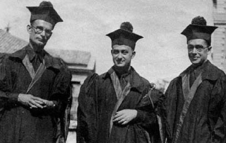 Franco Rasetti, Enrico Fermi ed Emilio Segrè in toga accademica per una laurea (1931)