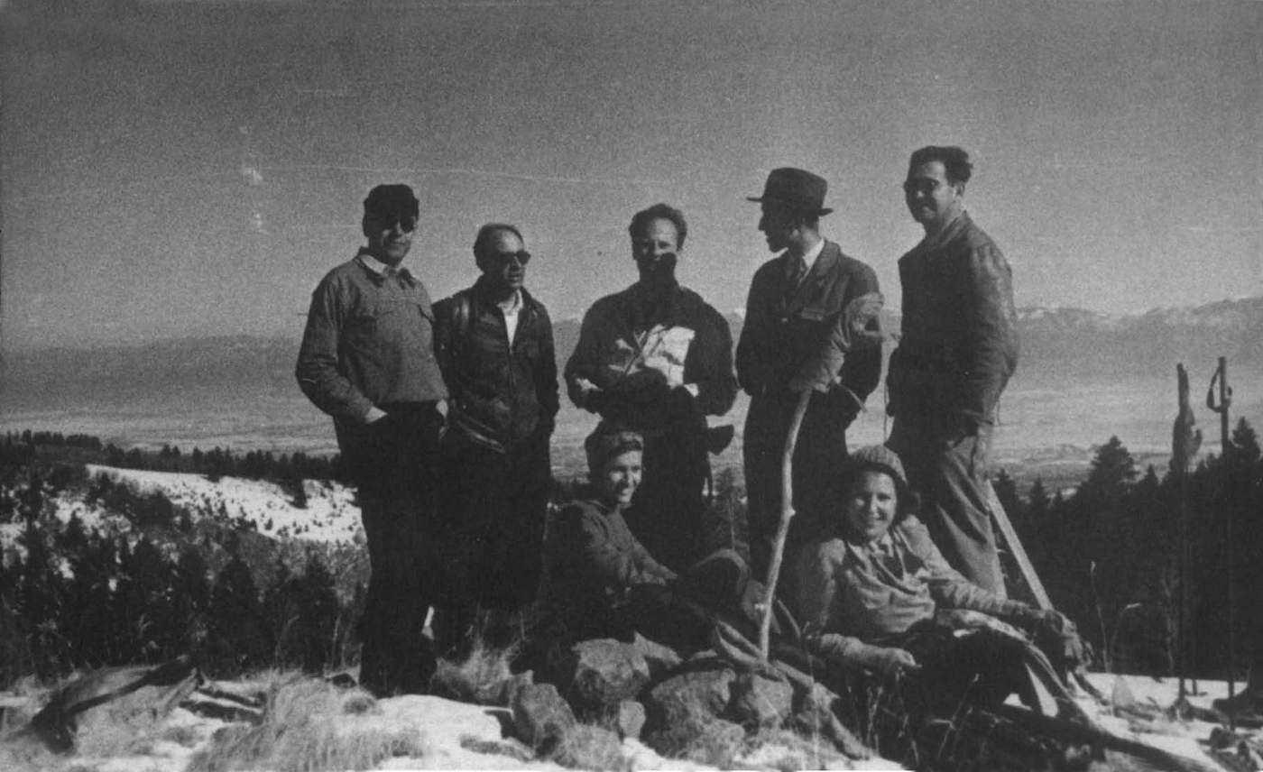 Una gita domenicale a Los Alamos. Da sinistra: Emilio Segrè, Enrico Fermi, Hans Bethe, Hans Straub, Victor Weisskopf. Sedute: Erika Straub ed Elfriede Segrè (moglie di Emilio)