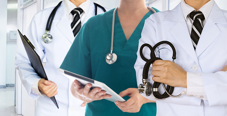 immagine con primo piano sul busto e sulle mani di tre medici con strumenti e cartelle cliniche in mano